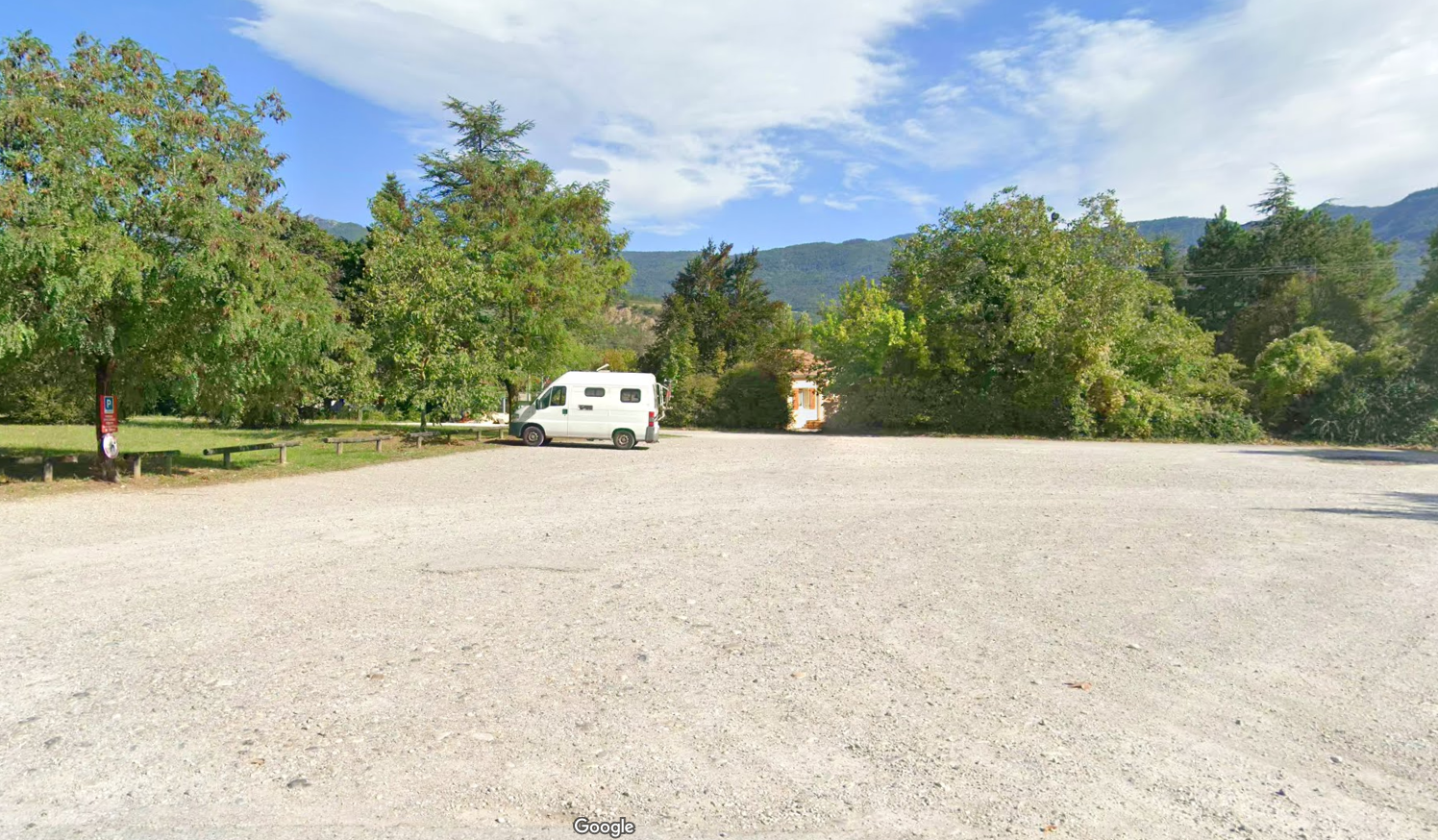 Parking à côté du restaurant 'chez JoJo'