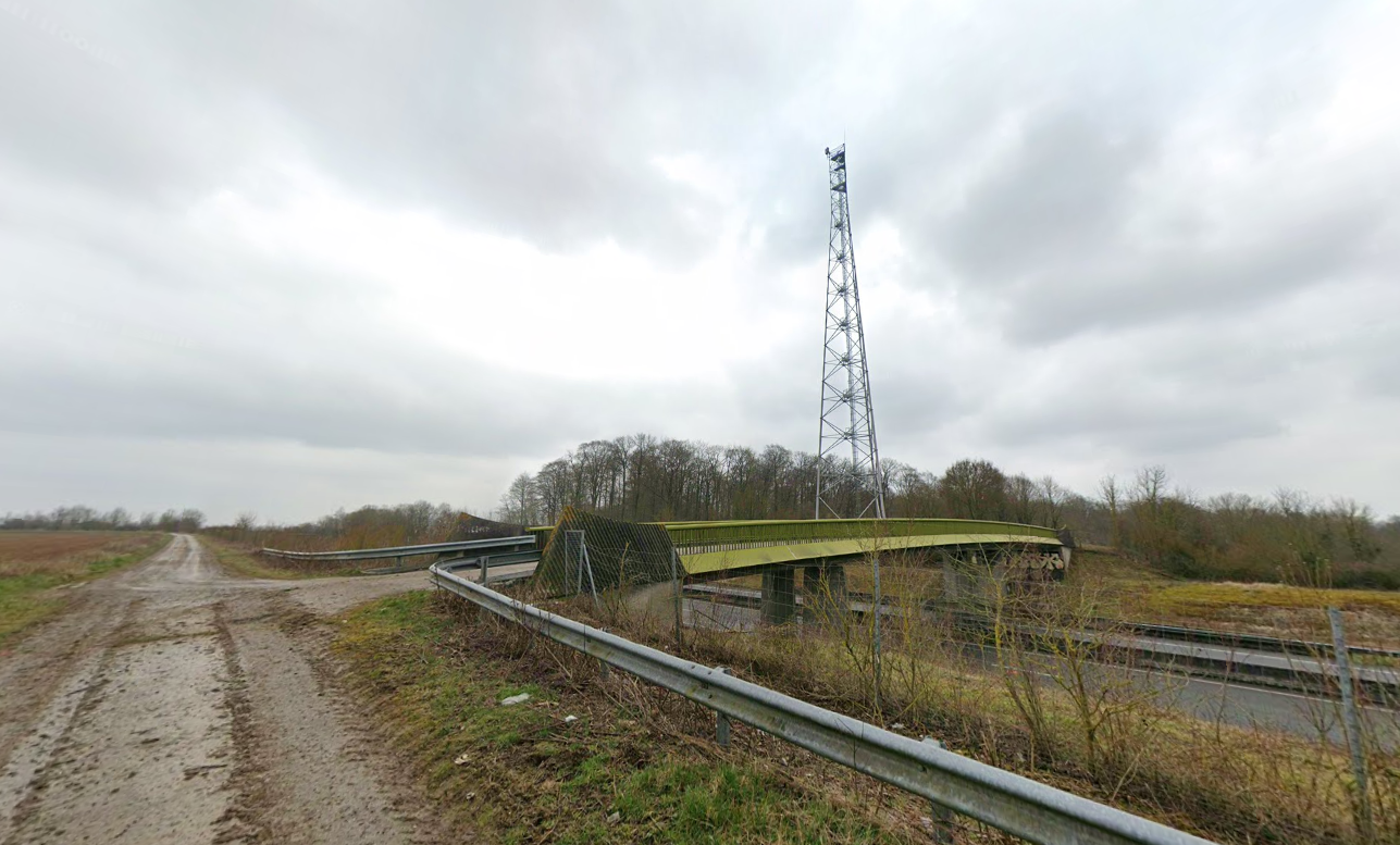 Flixecourt - Espace vert avec bois proche A16