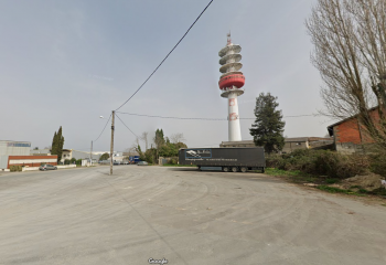 Parking du phare blanc et rouge